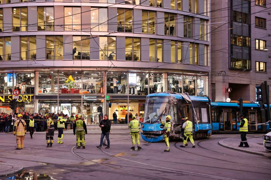 Raydan çıkan tramvay Apple Store'a girdi! Film sahnelerini aratmayan kareler 11